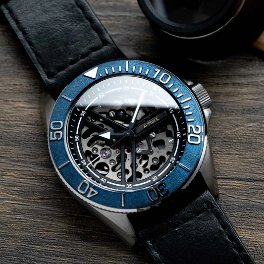 EONIQ-Silverdiverwithtypebblueandblackstrap