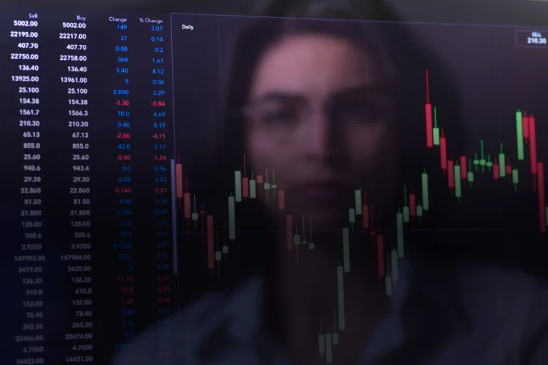 ey-female-analyst-viewing-financial-market-data-on-a-screen-v2